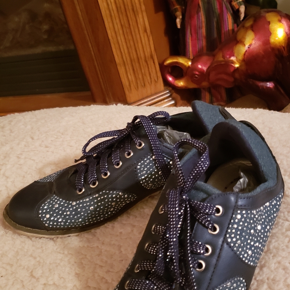 Shoes - Picture 3 of 4